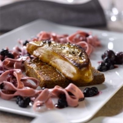 Escalope de foie gras de canard poêlée sur Taillerins aux myrtilles et pain perdu aux épices