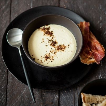 Espuma de Maroilles Fauquet au lard fumé et cendres d'oignons