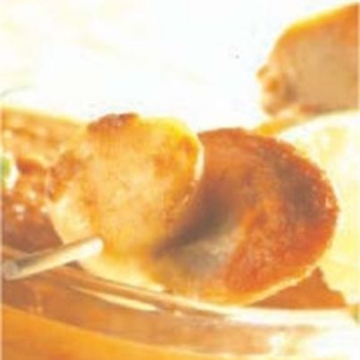 Petites brochettes de noix de Saint-Jacques accompagnées de leur Gaspacho