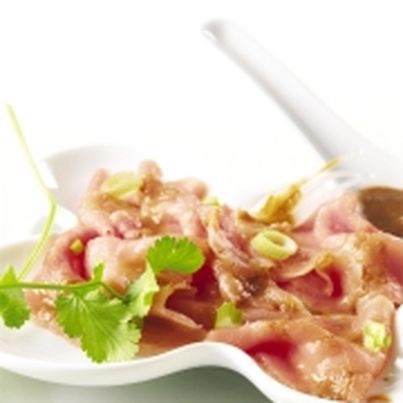 Carpaccio de Veau de la Pentecôte épicé, petits oignons nouveaux et coriandre