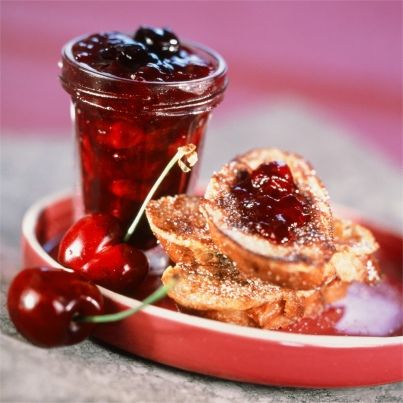 Confiture de cerise et pain perdu brioché au sucre vanillé
