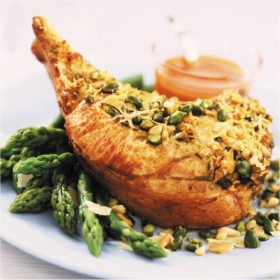 Côte de Veau de la Pentecôte rôtie, crumble pistaches et pignons, asperges vertes au parmesan