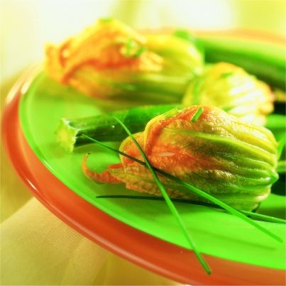 Petites courgettes à la fleur farcie, huile d'olive Olï et ciboulette