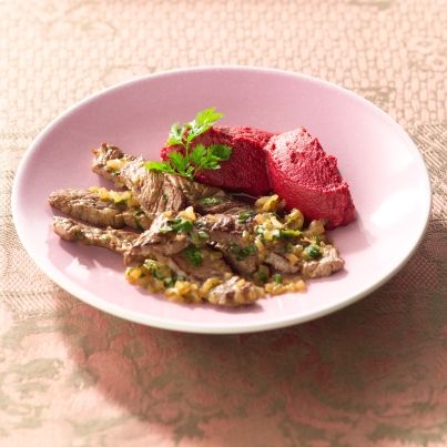 Emincés de rumsteck, beurre d'herbes et purée de betterave