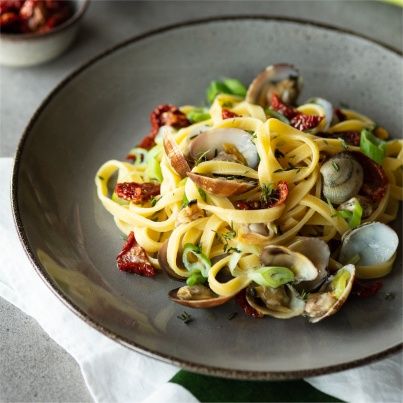 Fettuccine aux palourdes, tomates séchées et petits oignon verts