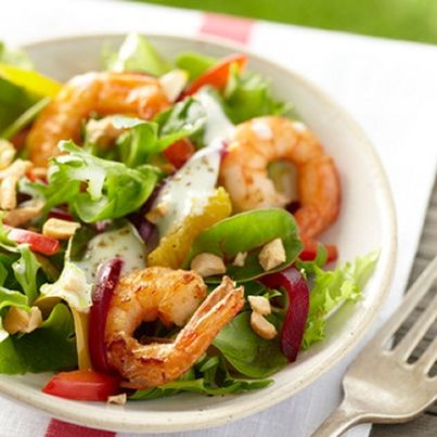 Mêlée de feuilles tendres et crevettes sautées