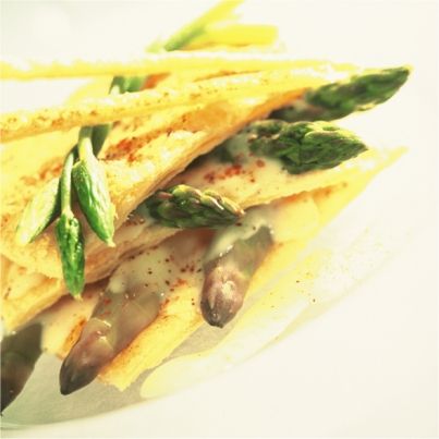 Feuilleté d'asperges à la sauce au beurre blanc