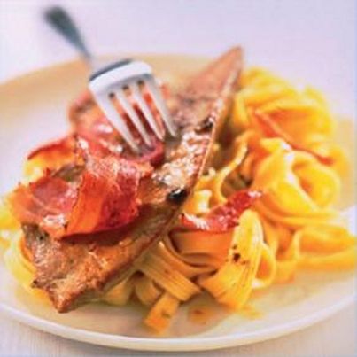 Petites tranches de foie de veau poêlées au bacon et pâtes fraîches