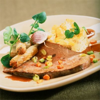 Foie de veau de lait, piqué au gras de jambon, macaroni truffés, cresson et chou-fleur gratiné