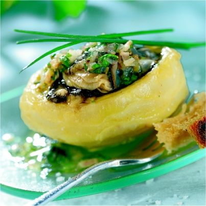 Huîtres tièdes sur fond d'artichauts de Bretagne, vinaigrette aux herbes