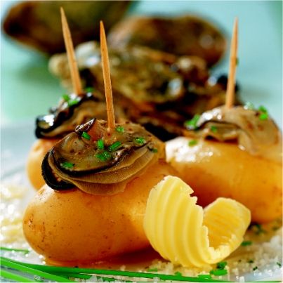 Huîtres en cocktail sur pommes de terre de Noirmoutier, ciboulette et beurre salé de Guérande