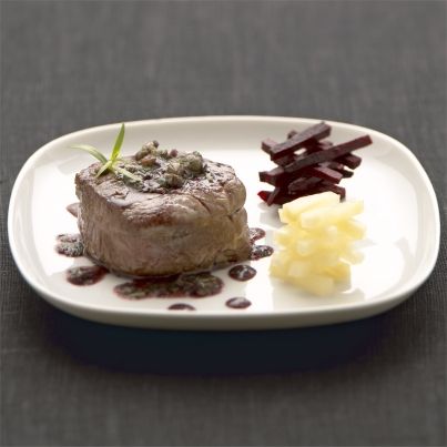 Filet de boeuf aux câpres, frites de betterave et de céleri glacées