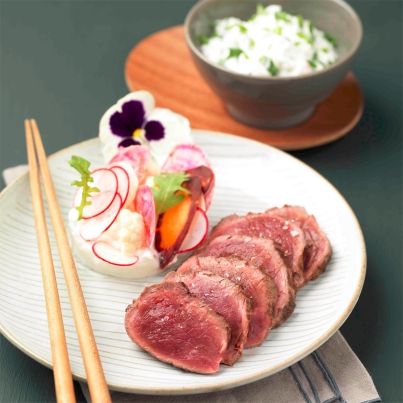 Filet de boeuf chateaubriand façon tataki, bouquet de légumes, cervelle de canut au citron vert et wasabi