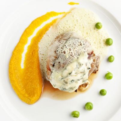 Filet mignon de veau au lard fumé et à la Fourme d'Ambert et son émulsion de petits pois