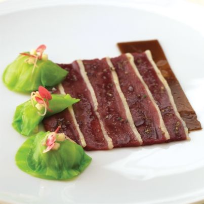Filets de canard marinés selon Apicius, feuilles de chou coeur de boeuf et pomme Granny en salade
