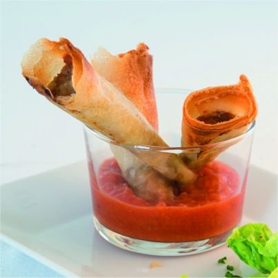 Fingers de basse côte, sauce ketchup maison, oignons frits, pommes gaufrettes, coeur de sucrine