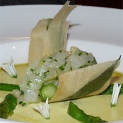 Flan d'asperges, fleur d'ail et tartare de féra du lac aux asperges