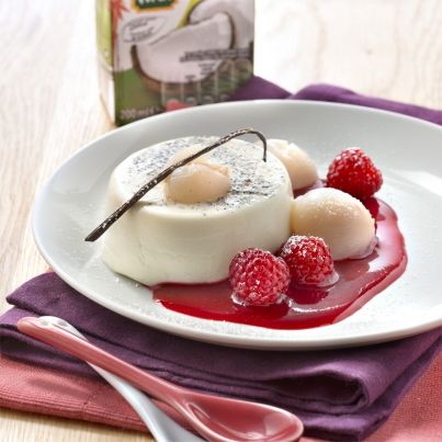 Flan au lait de coco, framboises et litchis