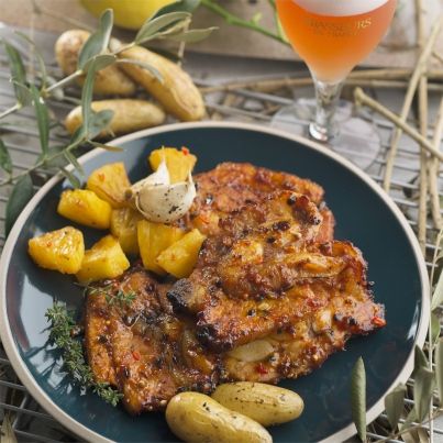 Flanchet de veau mariné et fumé avec des branches d'olivier
