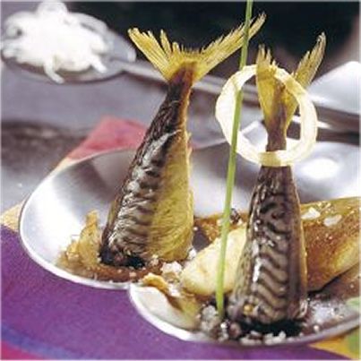 Maquereau fumé tiède, marinade de genièvre, misele des champs et oignons frits
