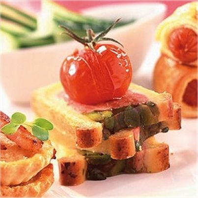 Mini-pâtés en croûte, mini-quiches et mini-friands de saucisses de Francfort