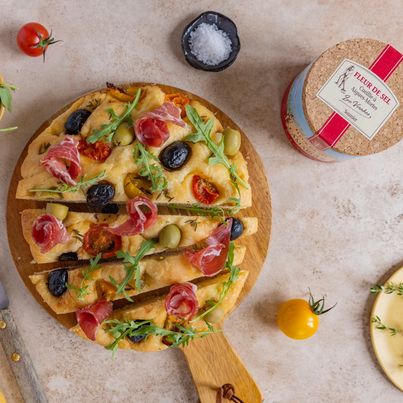 Focaccia aux Olives, Tomates, Coppa et Roquette