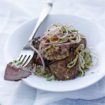 Foie d'agneau poêlé aux épices, salade d'oignon rouge
