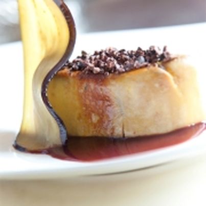 Foie gras de canard saisi, grué de cacao et sa tranche rôti d'aubergine, jus de cassis