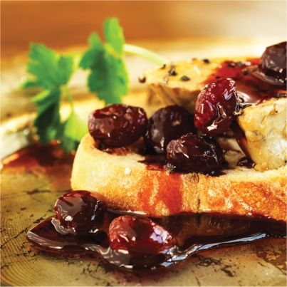 Foie gras poêlé à la compote de framboises noires sur des toasts de pain d'épices