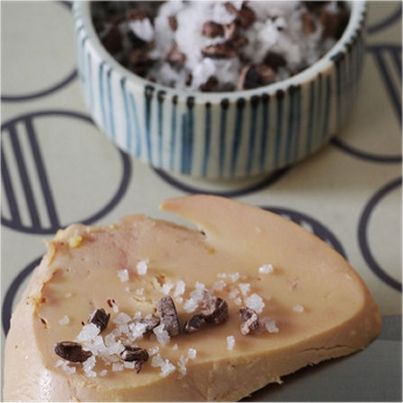 Foie gras au micro-ondes et fleur de sel d'Algarve au grué de cacao