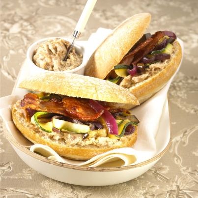 Pan-Bagnat rillettes, lard grillé et légumes grillés