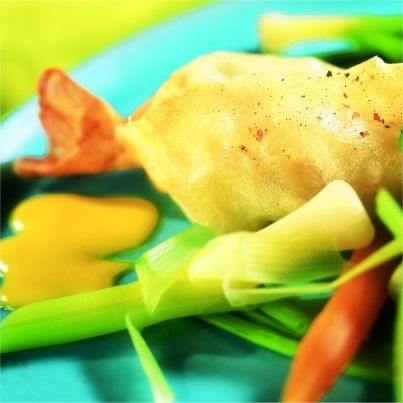 Papilottes croustillantes de petits merlans farcis à la purée d'ail, jeunes légumes, sauce bourride à l'huile d'olive Olï
