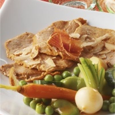 Piccata de Veau de la Pentecôte aux noix de pécan, cocotte de légumes de printemps au jambon 'Noir de Bigorre'