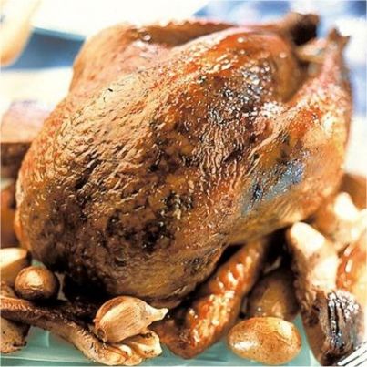 Pintade truffée de beurre cru aux cèpes et persil en cocotte