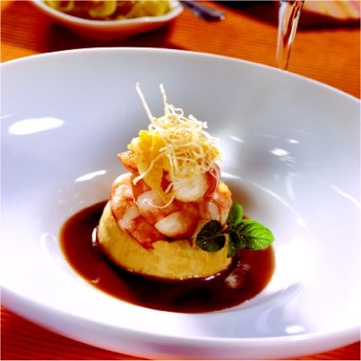 Poelée de grosses crevettes sur une purée de pois chiches aux dattes, chutney de dattes au poivre long