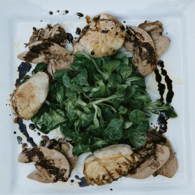Pieds de porc farcis au ris d'agneau avec des picholines