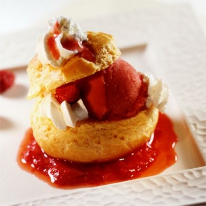 Profiteroles à la fraise, fraises des bois, crème fouettée et coulis de fraises