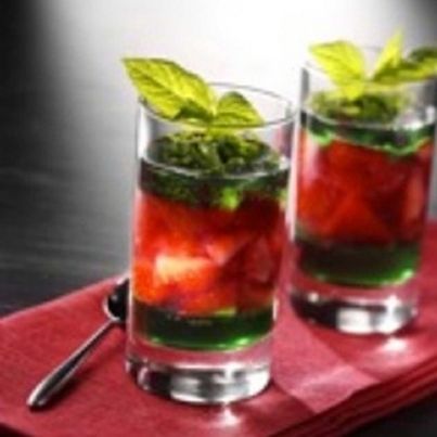 Fraises en suspension à la menthe glacée