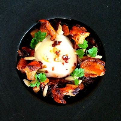 Fricassée de Champignons des Bois, Oeuf Mollet et Pousses d'Epinard au Jus Vinaigré