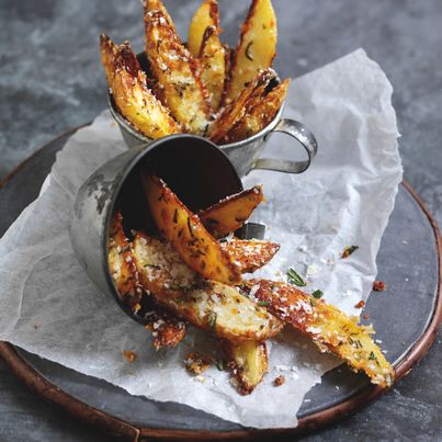 Frites de pommes de terre au Parmigiano Reggiano et au romarin