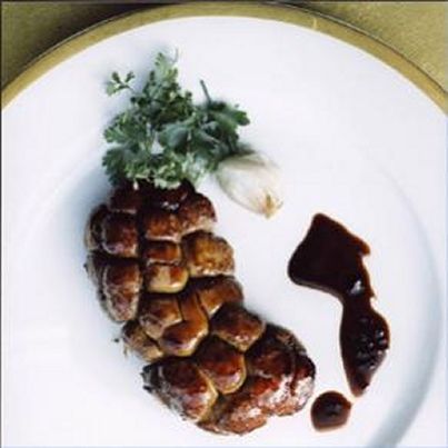 Rognon de veau de lait cuit entier, chou vert de printemps au genièvre