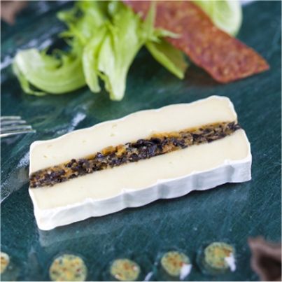 Fromage « l'Ortolan 1921 » farci aux poires et trompettes fraîches, salade frisée et séché de Morteau