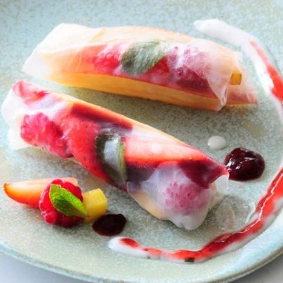 Fruits d'été en rouleau de printemps, coulis fraîcheur à la confiture