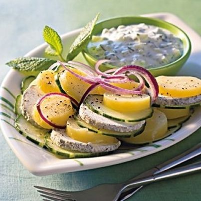 Salade de pommes de terre, au concombre et au chèvre, sauce tzatziki