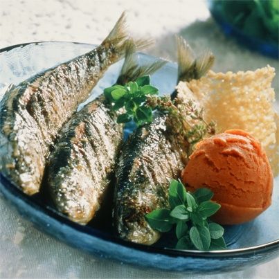 Sardines grillées "à la plancha", granité de tomates et tuiles de parmesan