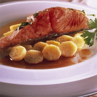 Dos de saumon mi-cuit, pommes de terre rattes, sauce bière de Noël et soja