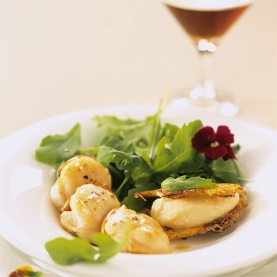 Saint Jacques rôties, mousseline et galettes de panais, réduction de Bière de Noël, salade de roquette