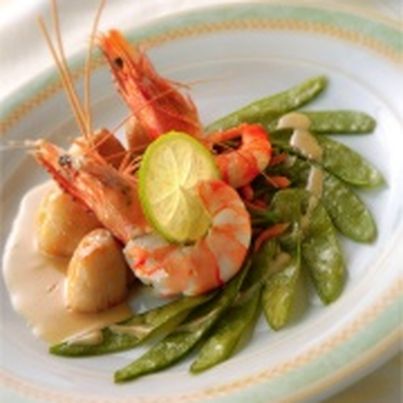 Noix de Saint-Jacques d'Erquy Gambas aux Pois Gourmands, Sauce Safranée