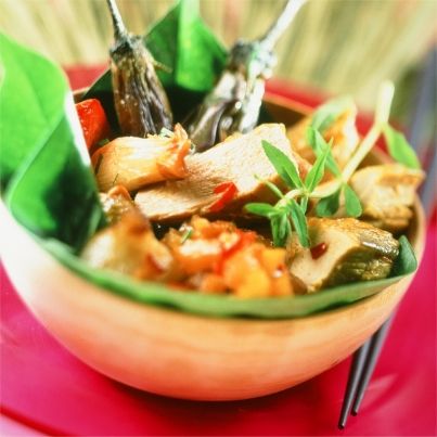 Suprêmes de pintade rôtis, sauce condiment au Mo Om, confit d'aubergine et oignons nouveaux