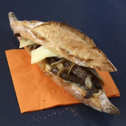 Sandwich de foie de bœuf aux oignons et fromage